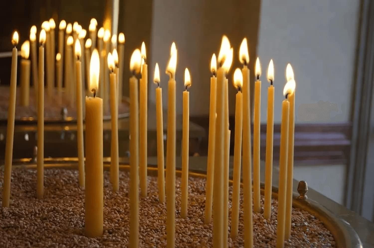 Pure Beeswax Taper Candles 63 30min Burn Time 100 pcs